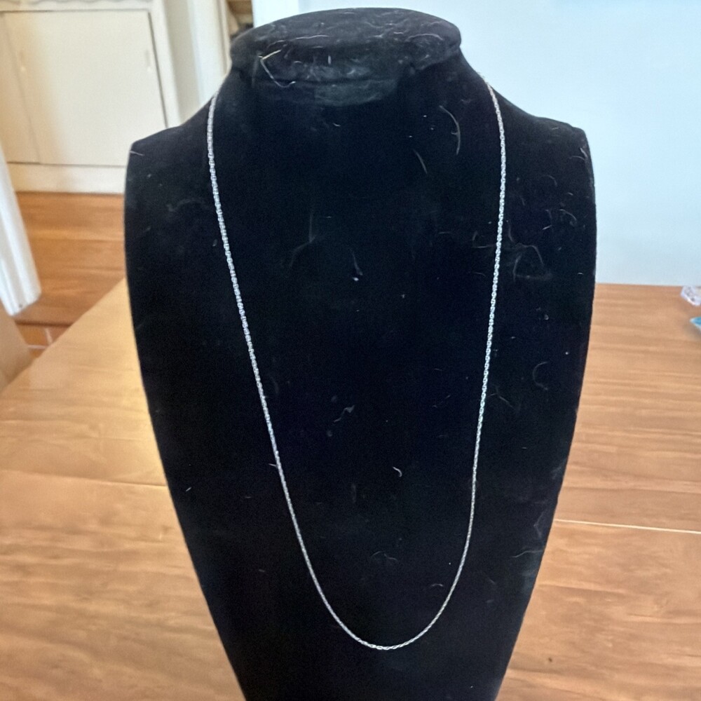 10k White Gold Spring Rings Clasp Chain Necklace 0.48 Grams